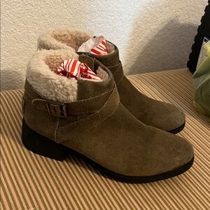 Women's Uggs Tan Suede Ankle Boots
